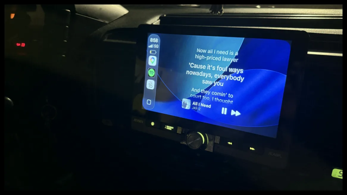 نمایش متن آهنگ‌ها روی Apple CarPlay با اپلیکیشن Dynamic Lyrics